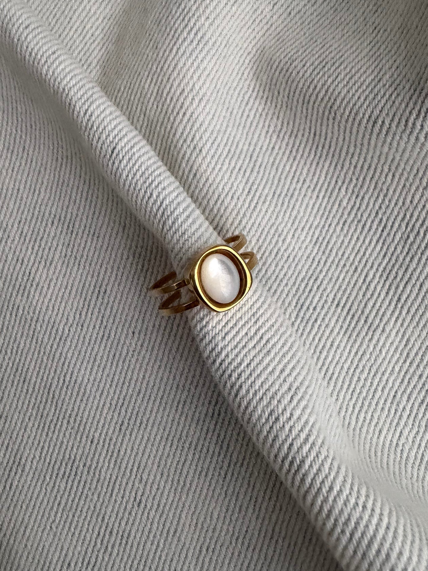 anel Cana da Índia dourado com pérola de água doce, elegante e delicado