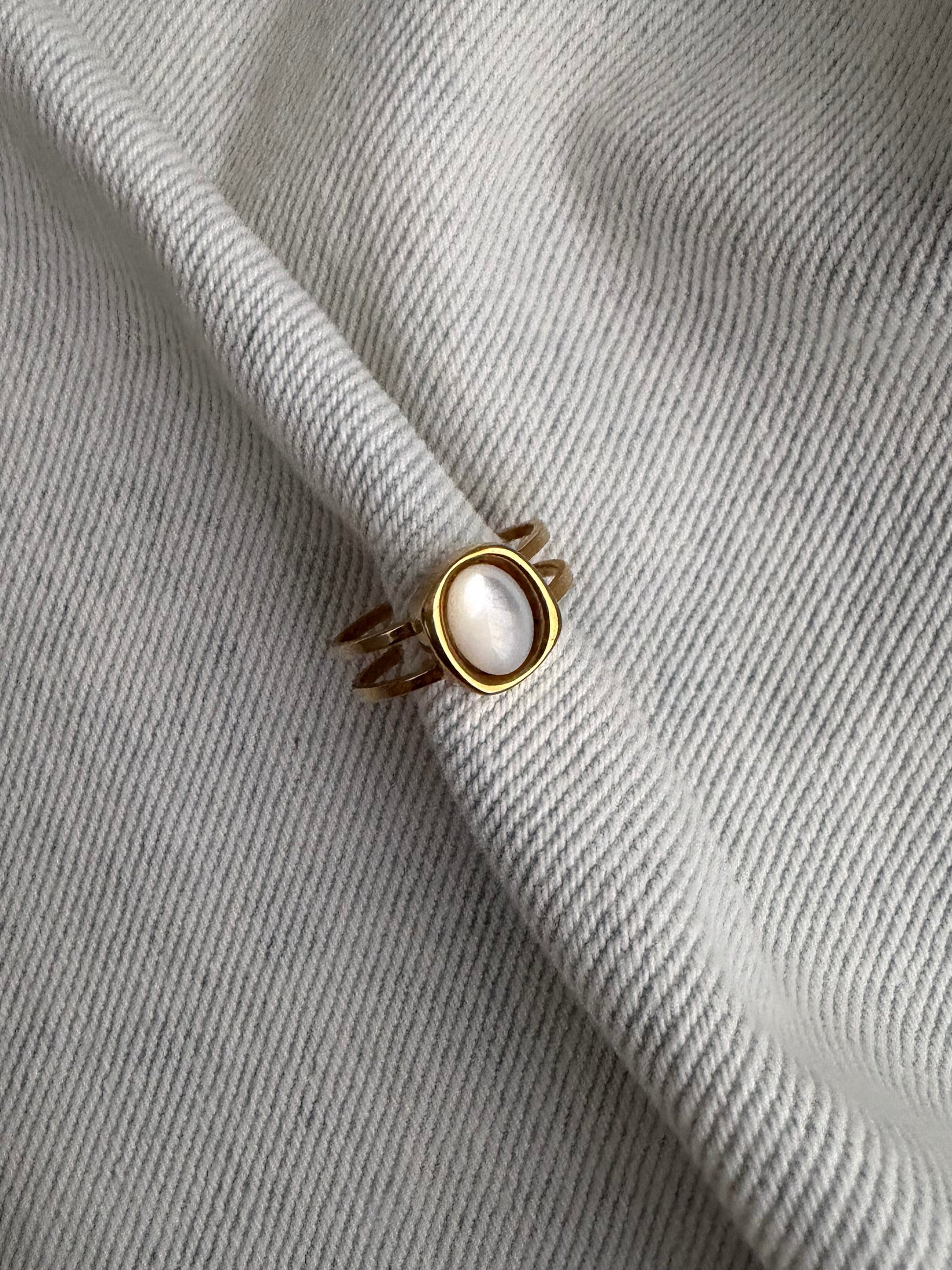 anel Cana da Índia dourado com pérola de água doce, elegante e delicado