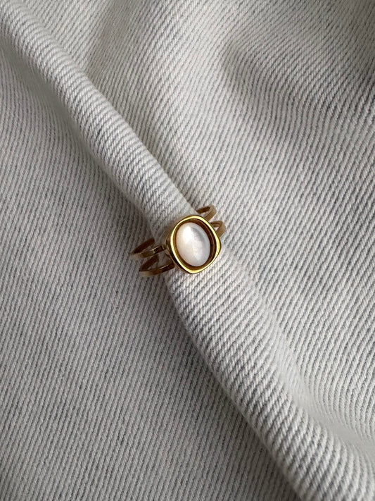 anel Cana da Índia dourado com pérola de água doce, elegante e delicado