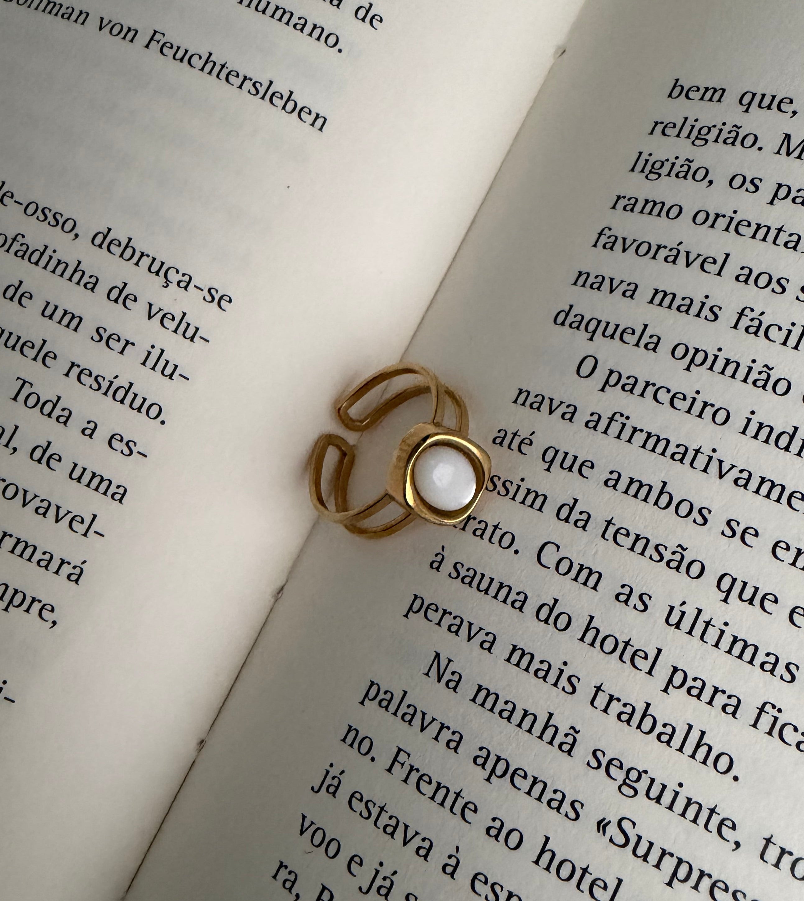 anel Cana da Índia dourado com pérola de água doce, elegante e delicado