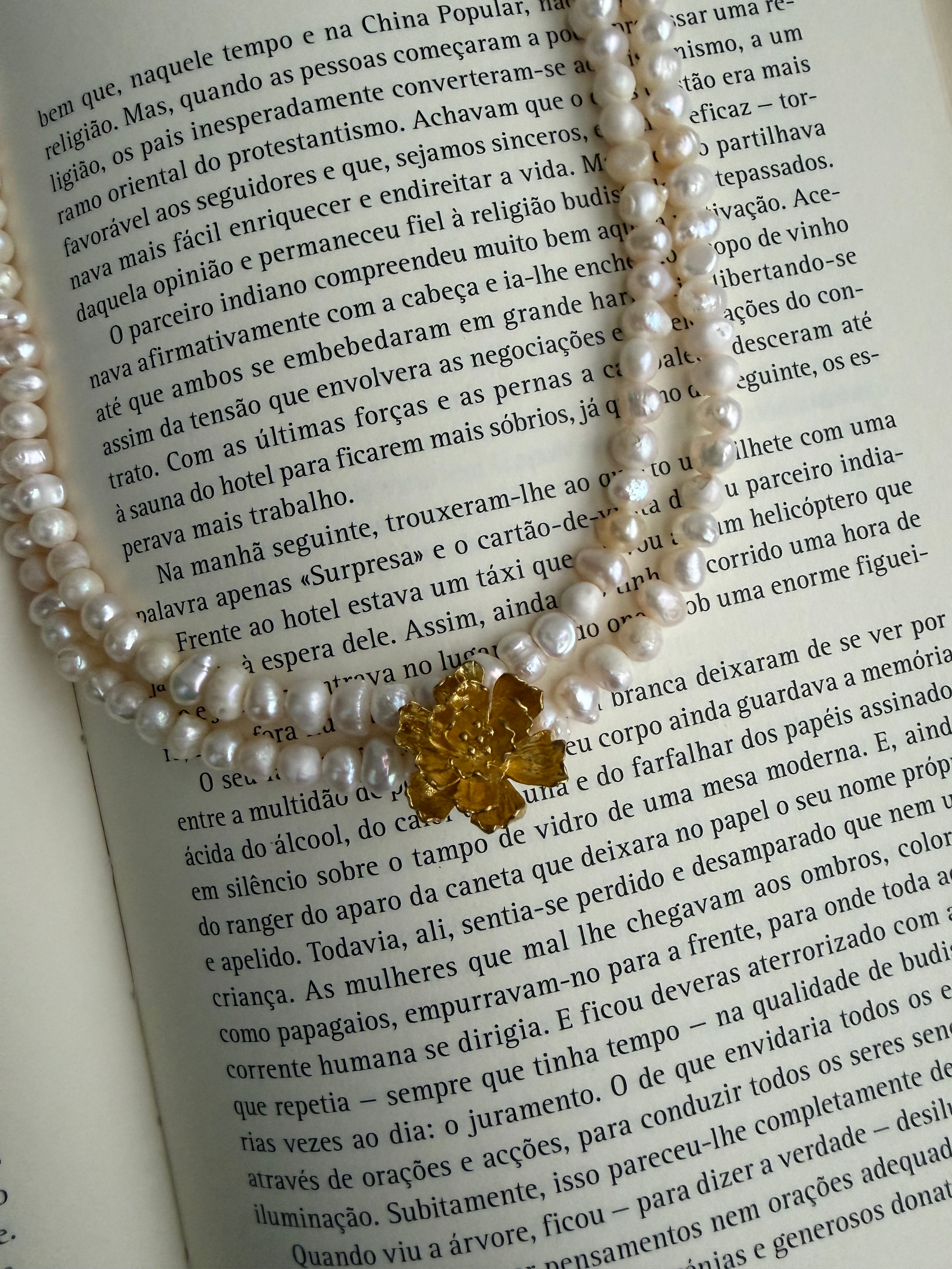 gargantilha com pérolas de água doce e detalhe dourado, sofisticada e elegante