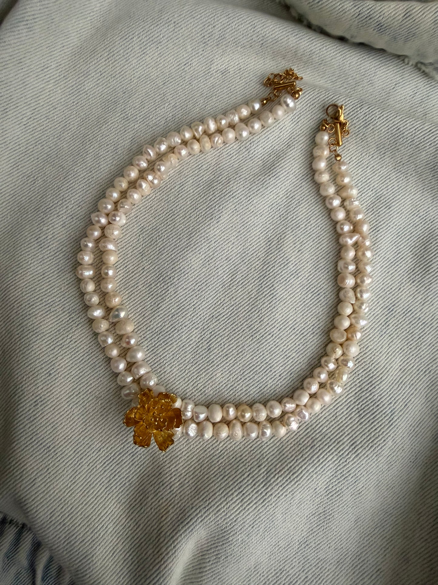 gargantilha com pérolas de água doce e detalhe dourado, sofisticada e elegante