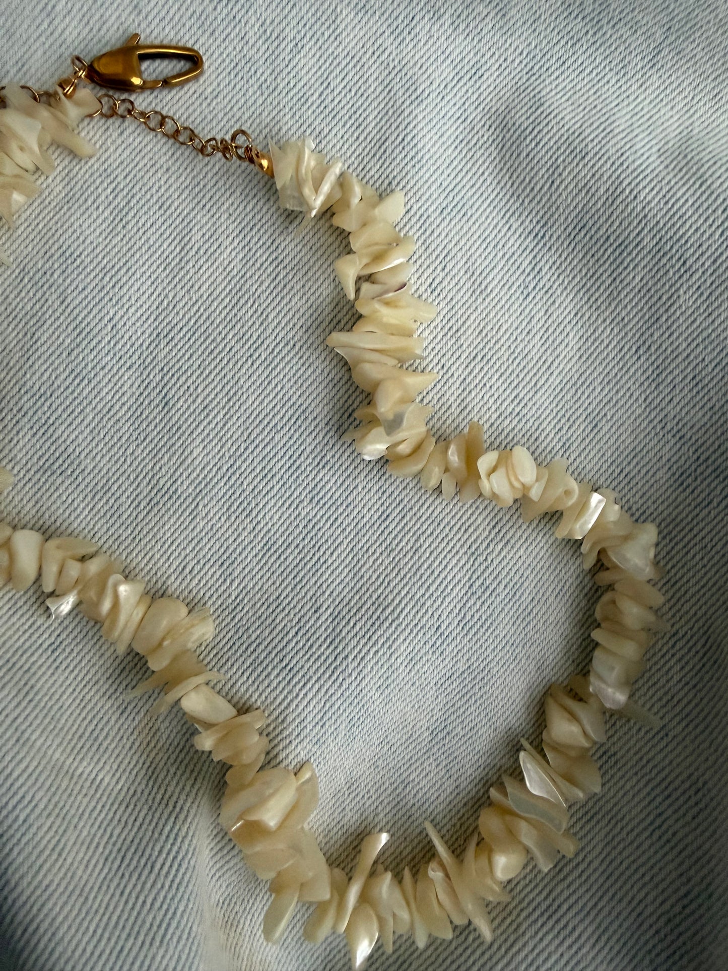 colar Lima com pedaços de concha e fecho dourado, leve e perfeito para looks de praia