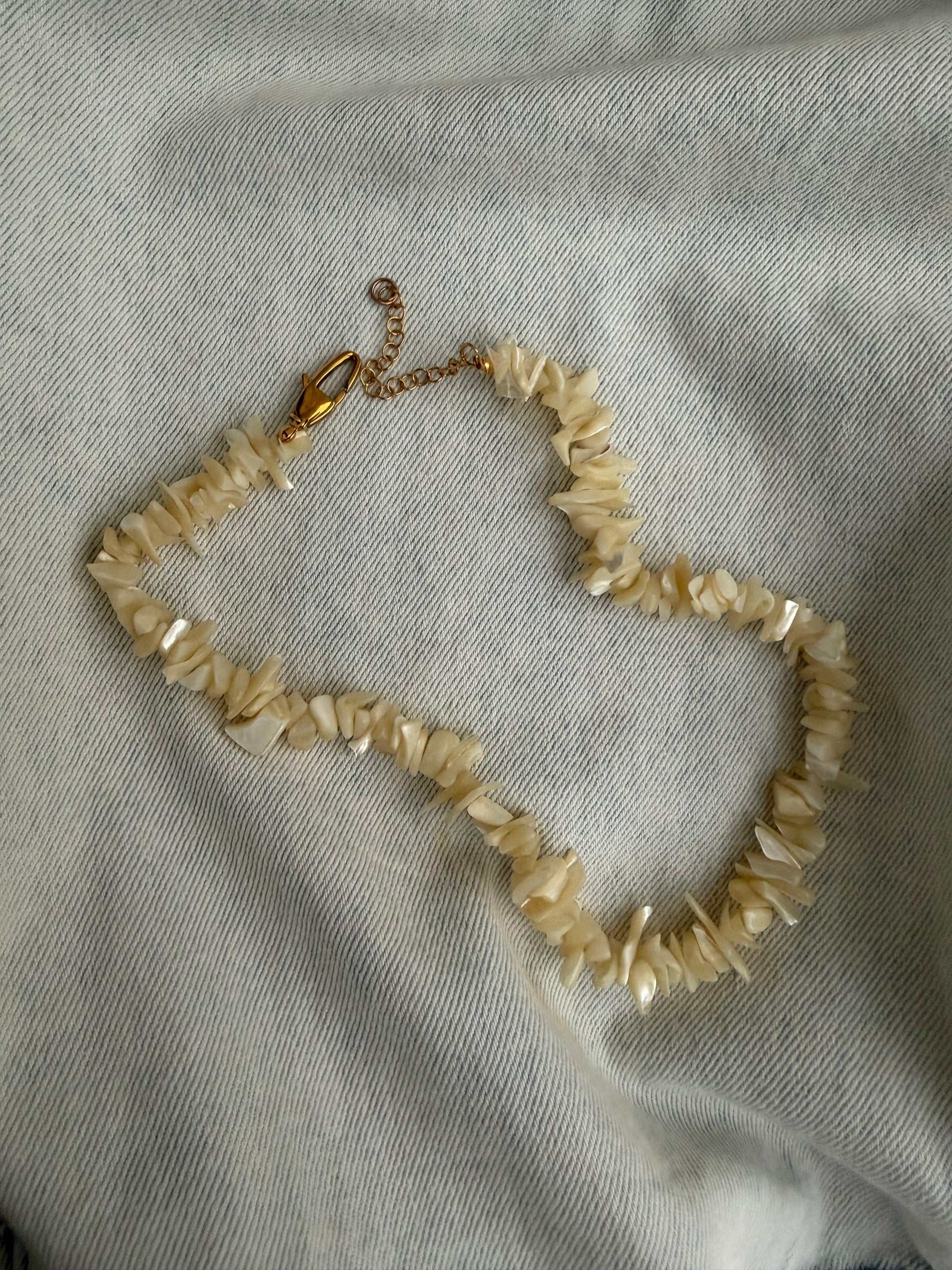 colar Lima com pedaços de concha e fecho dourado, leve e perfeito para looks de praia