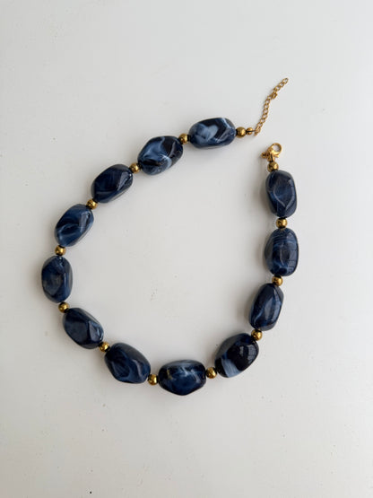 colar Cravina com bolas azul escuro, elegante e inspirado na natureza