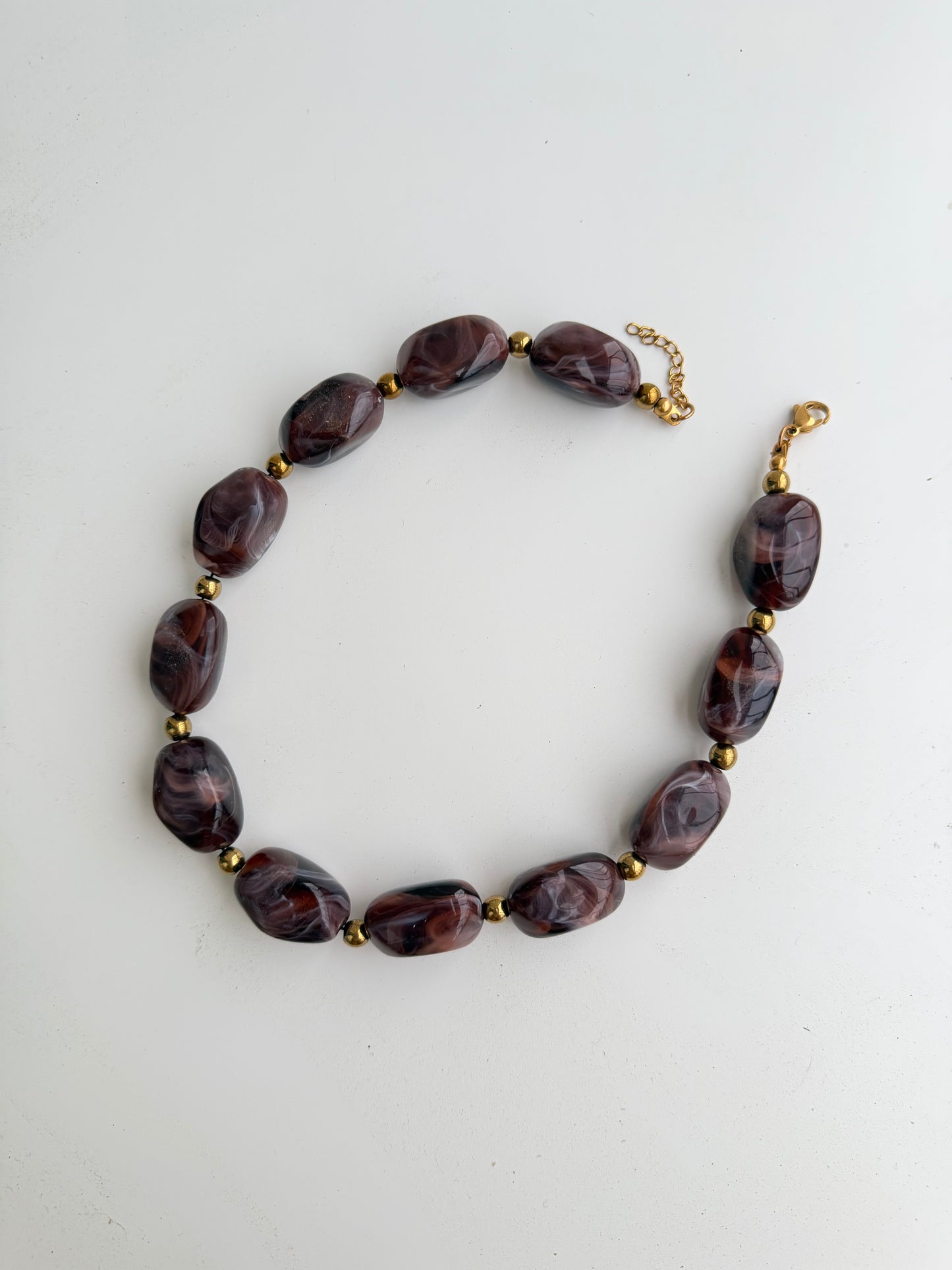 Cravina com bolas em castanho chocolate, elegante e sofisticado
