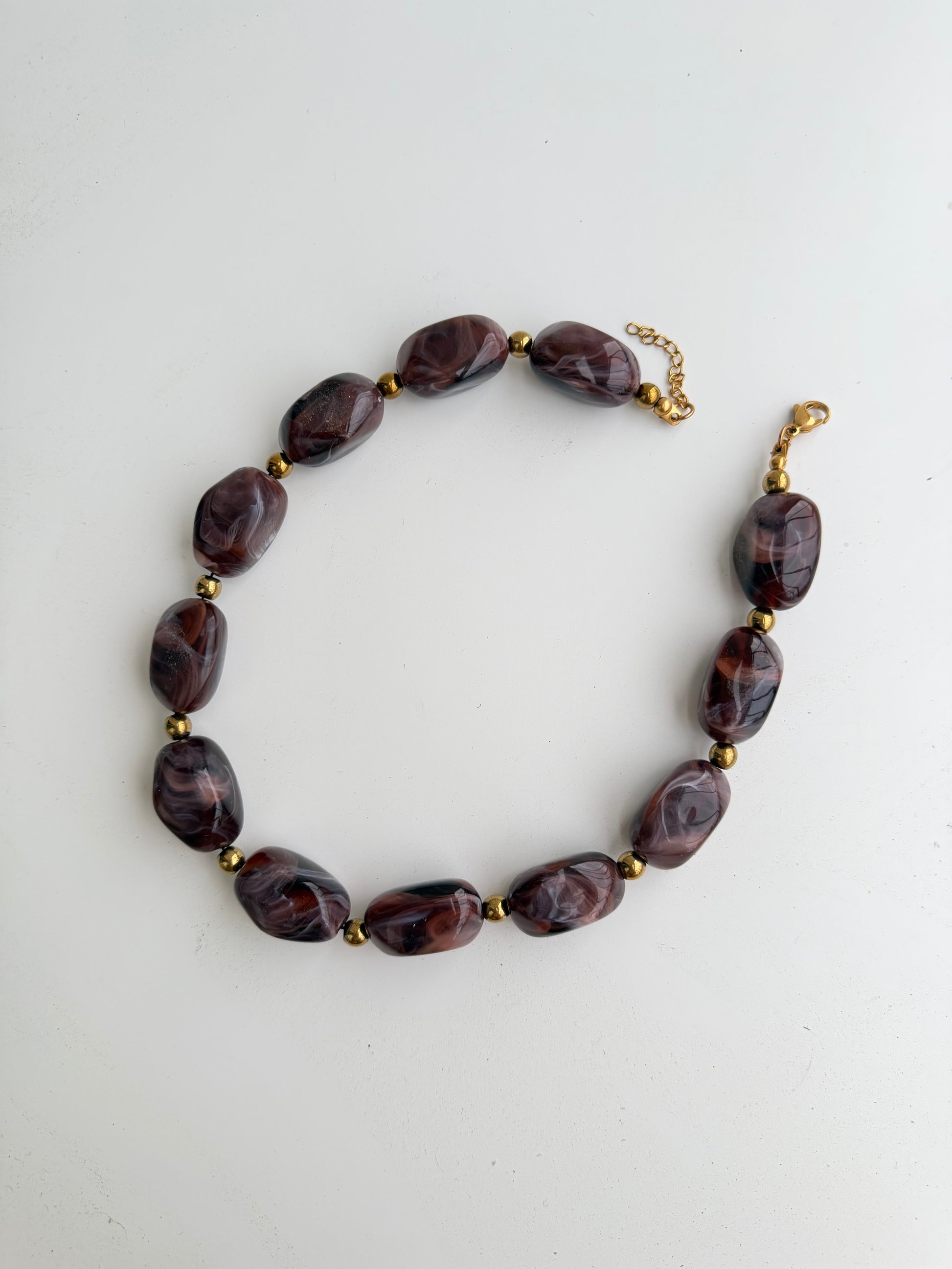 Cravina com bolas em castanho chocolate, elegante e sofisticado