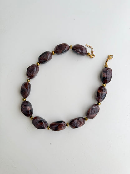 Cravina com bolas em castanho chocolate, elegante e sofisticado