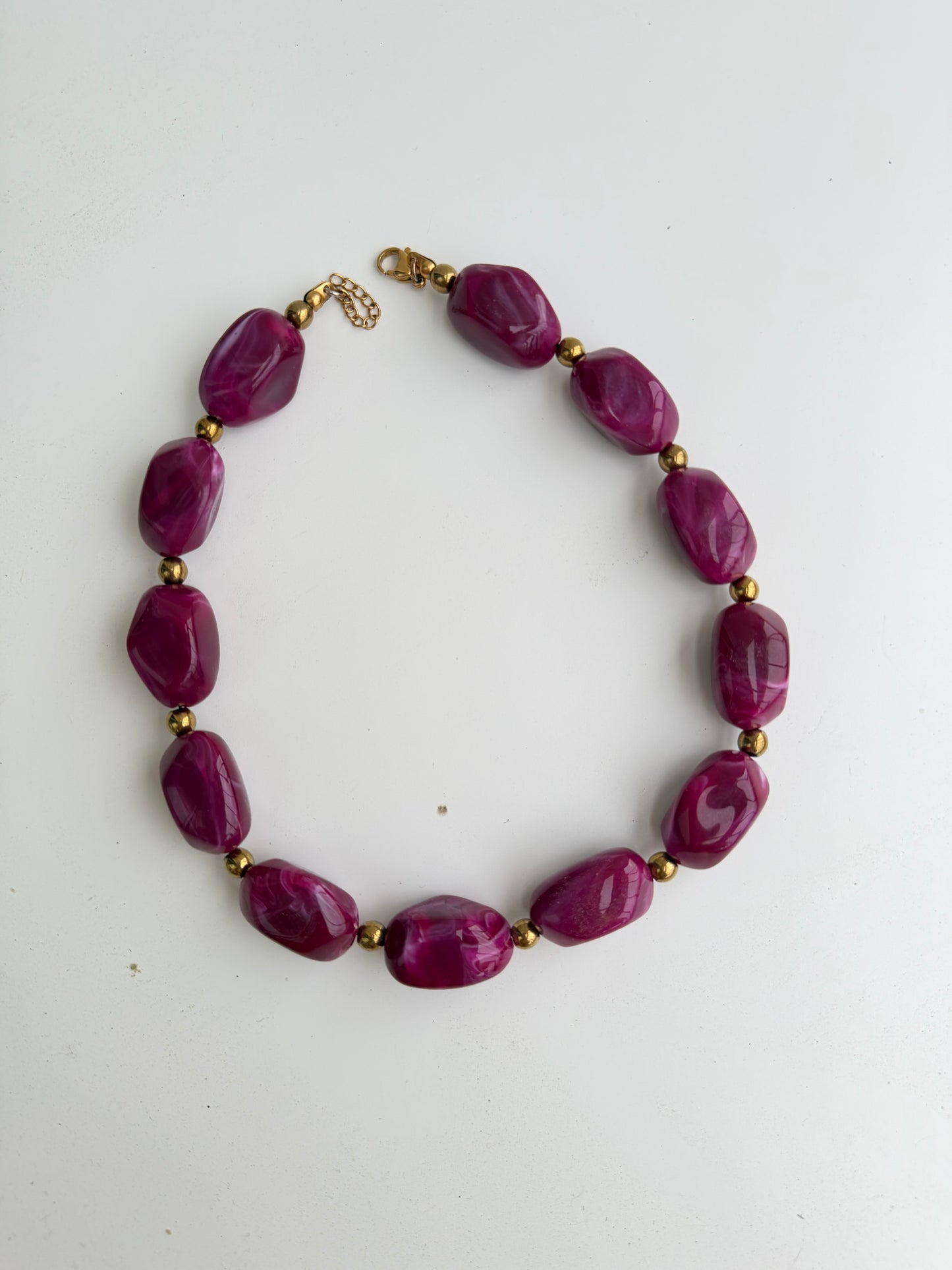 colar Cravina com bolas rosa forte, vibrante e moderno
