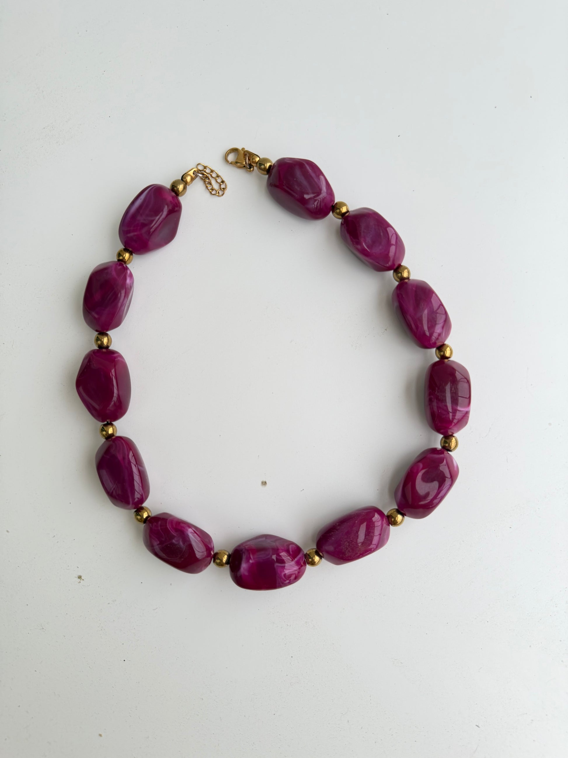 colar Cravina com bolas rosa forte, vibrante e moderno