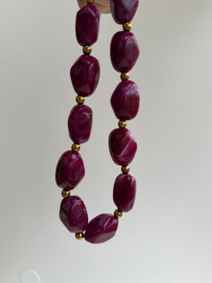colar Cravina com bolas rosa forte, vibrante e moderno