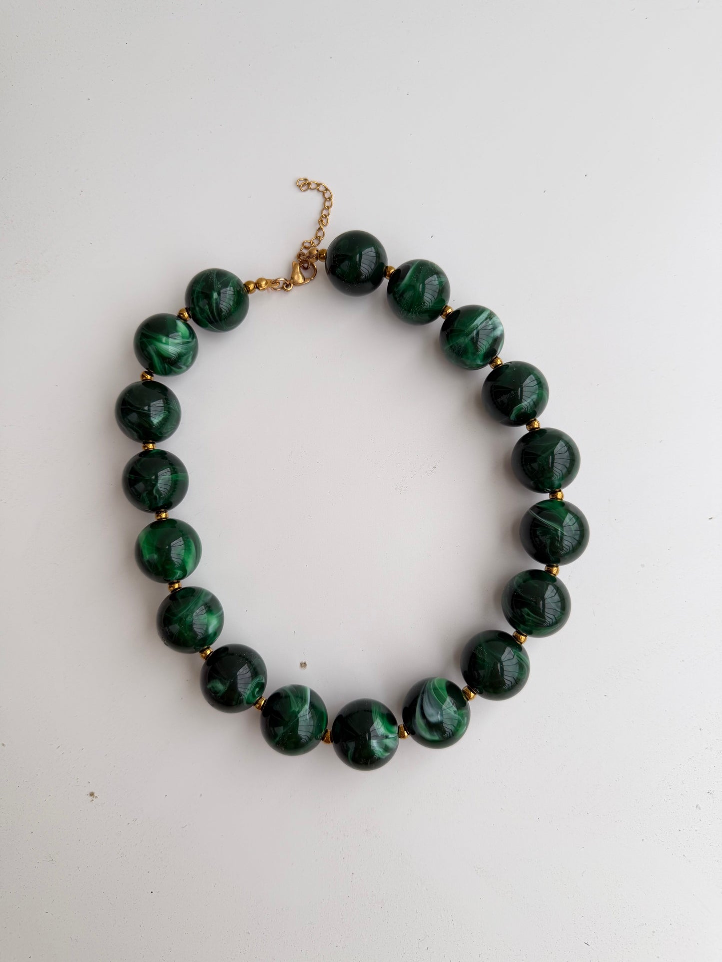 colar Cravina com bolas verde escuro, elegante e inspirado na natureza