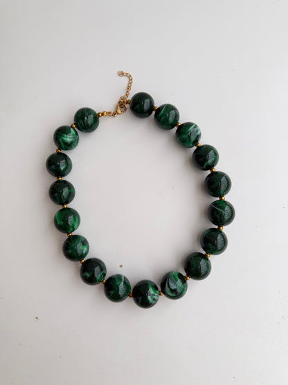 colar Cravina com bolas verde escuro, elegante e inspirado na natureza