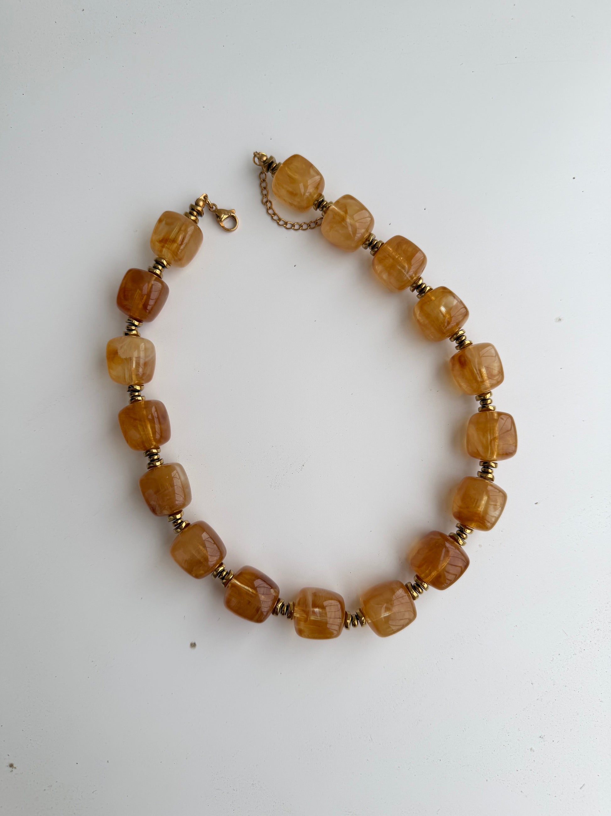 colar Cravina com bolas em tons castanho e laranja, estilo natural e moderno