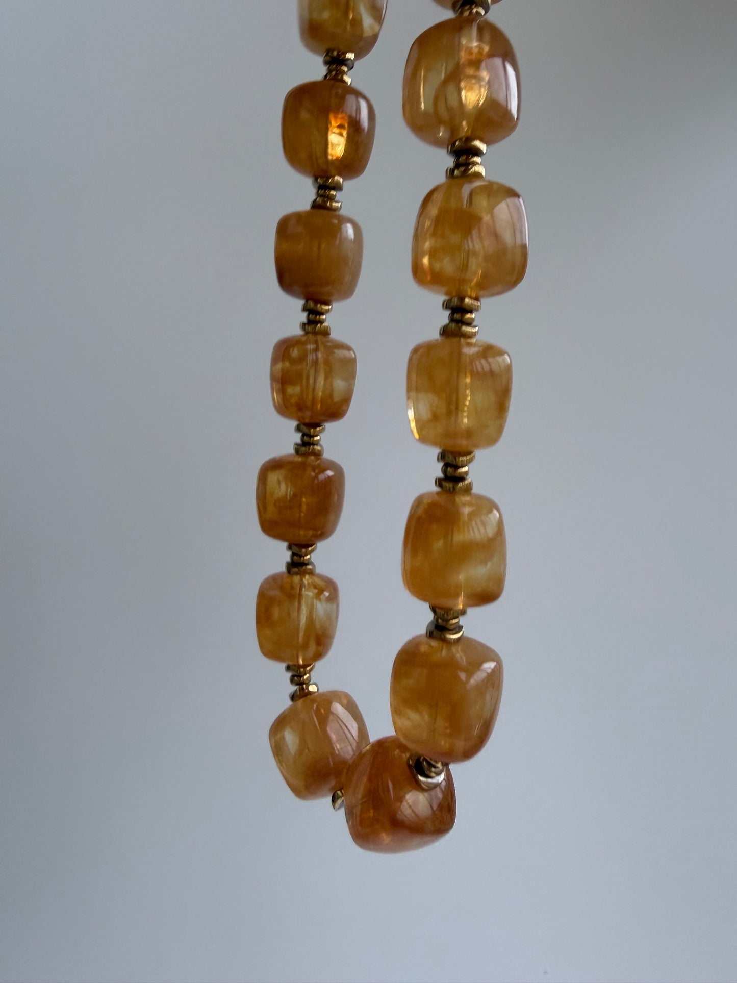 colar Cravina com bolas em tons castanho e laranja, estilo natural e moderno