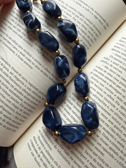 colar Cravina com bolas azul escuro, elegante e inspirado na natureza