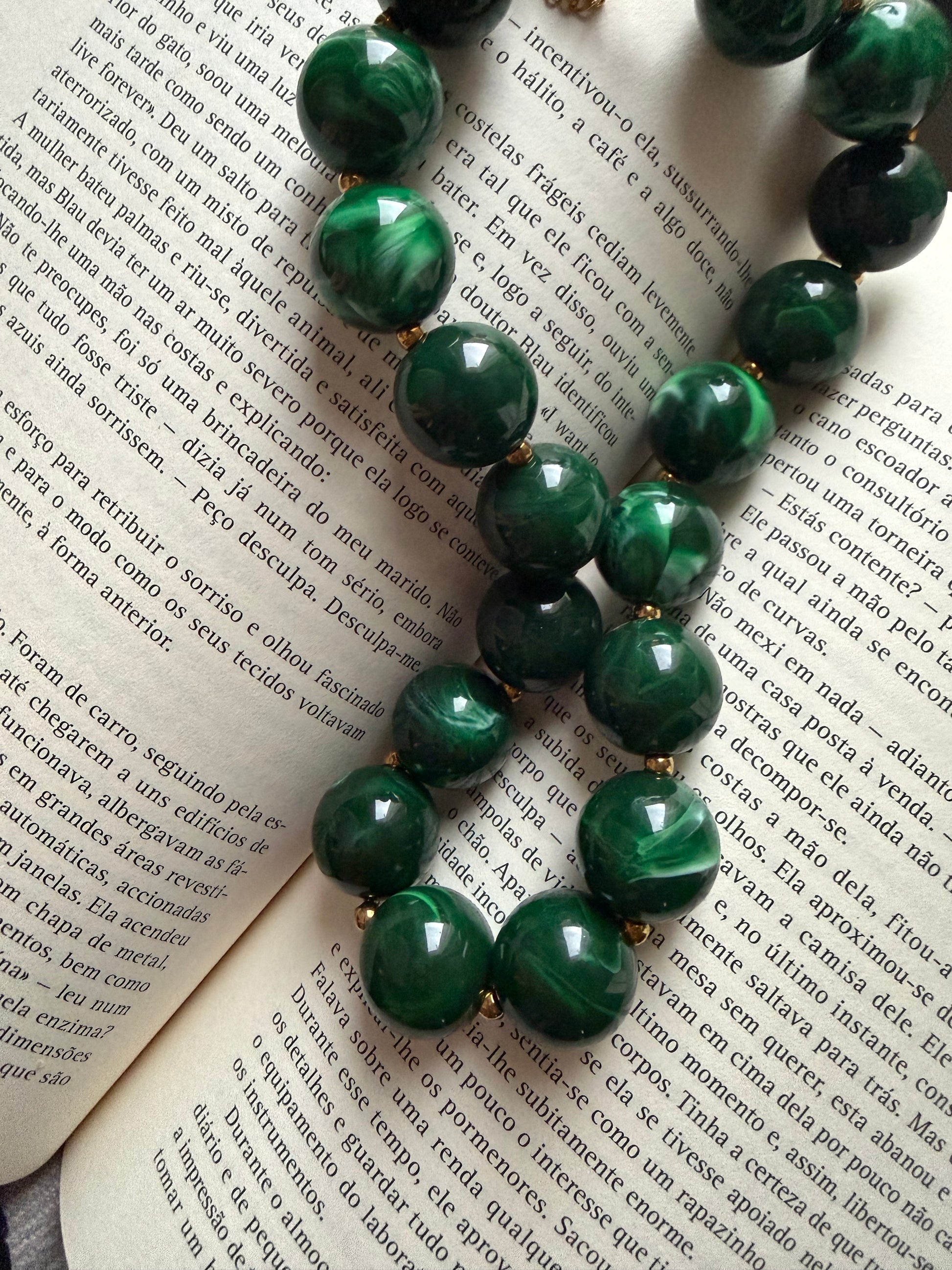 colar Cravina com bolas verde escuro, elegante e inspirado na natureza
