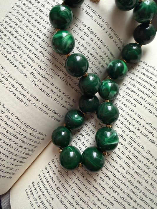 colar Cravina com bolas verde escuro, elegante e inspirado na natureza