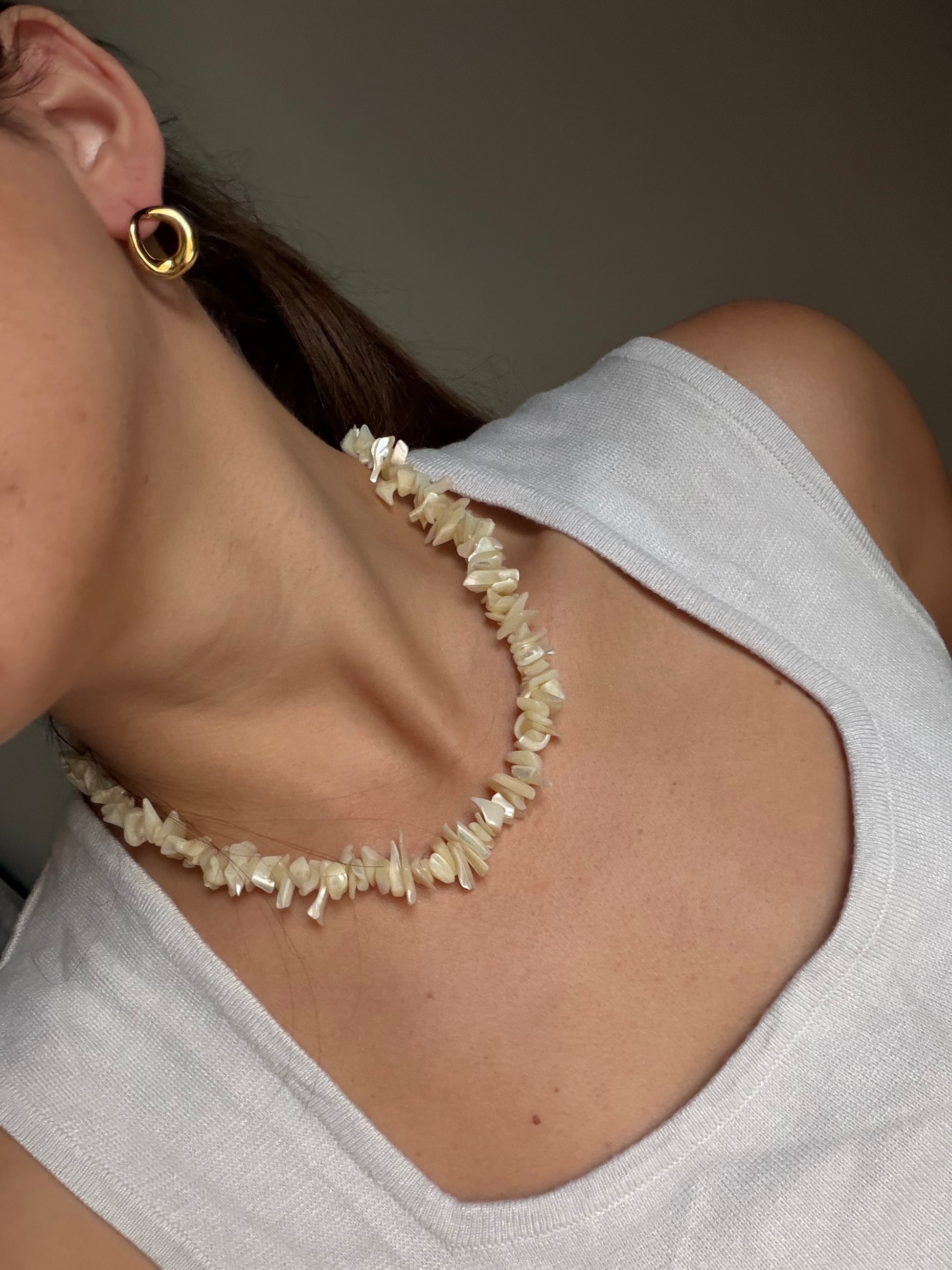 colar Lima com pedaços de concha e fecho dourado, leve e perfeito para looks de praia