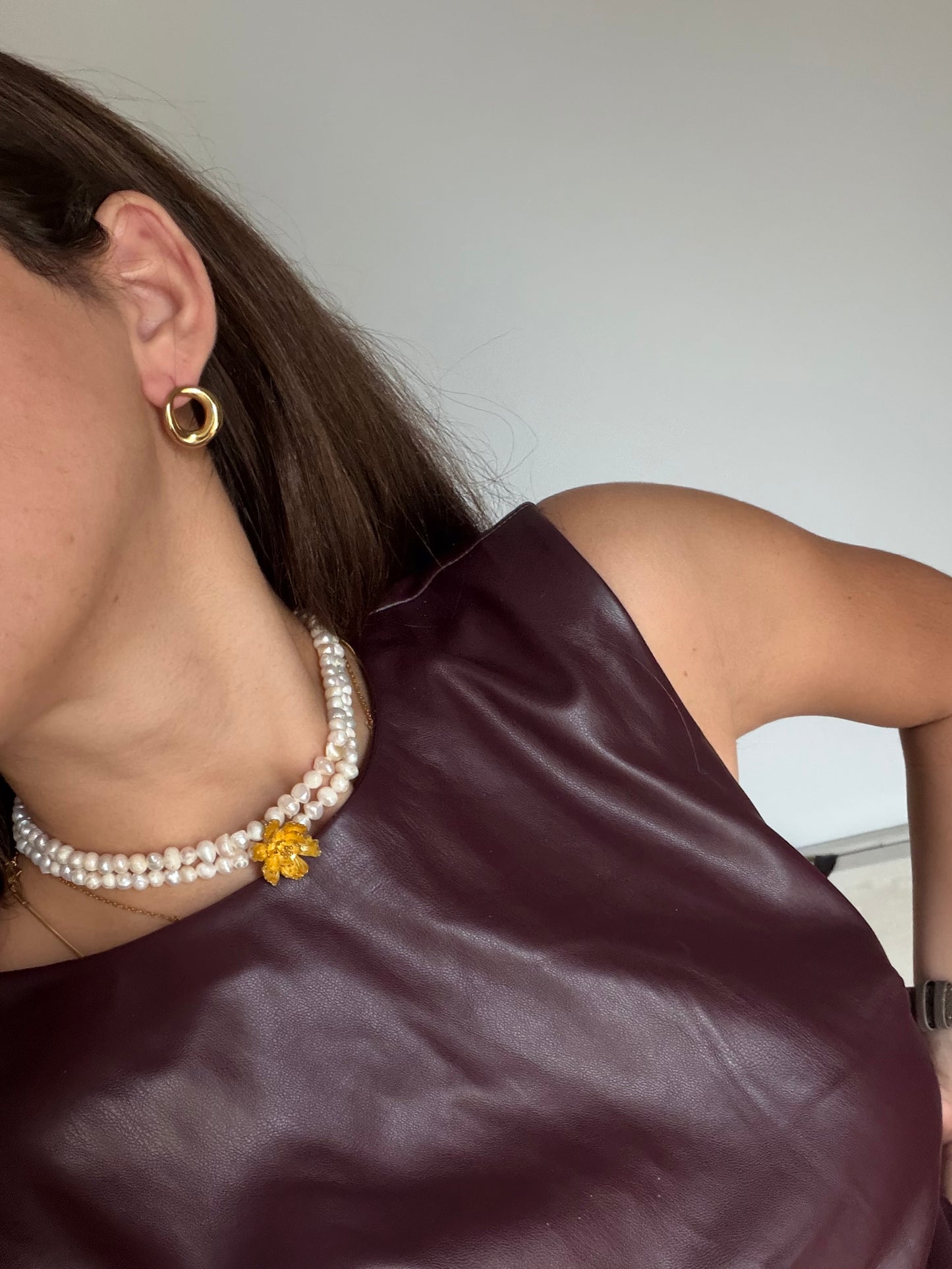 gargantilha com pérolas de água doce e detalhe dourado, sofisticada e elegante
