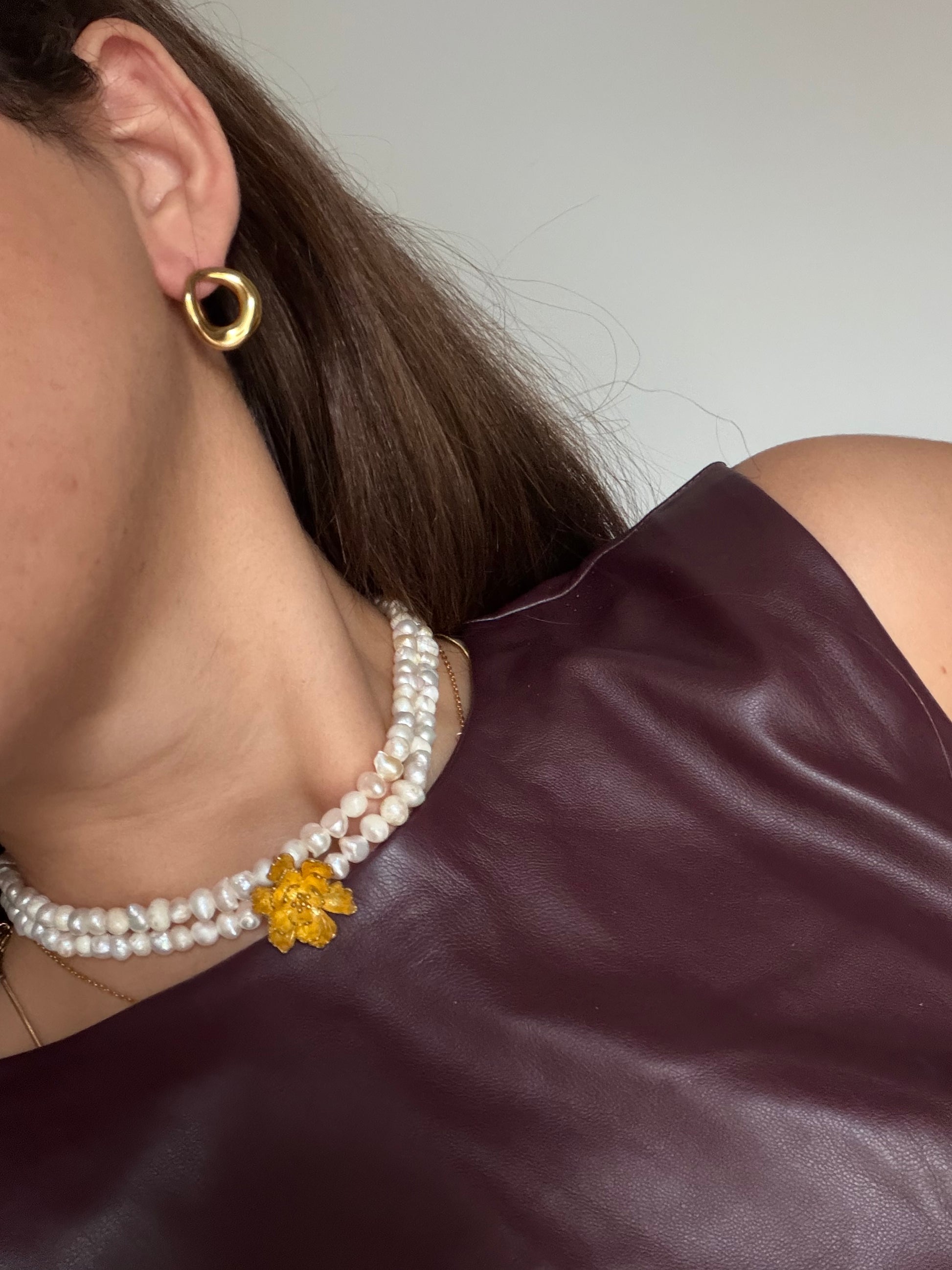 gargantilha com pérolas de água doce e detalhe dourado, sofisticada e elegante