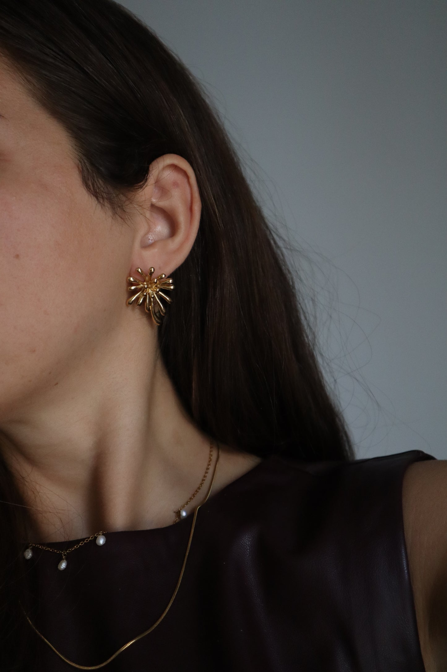 brincos Frésia dourados para ocasiões especiais, design irreverente e elegante em aço inoxidável