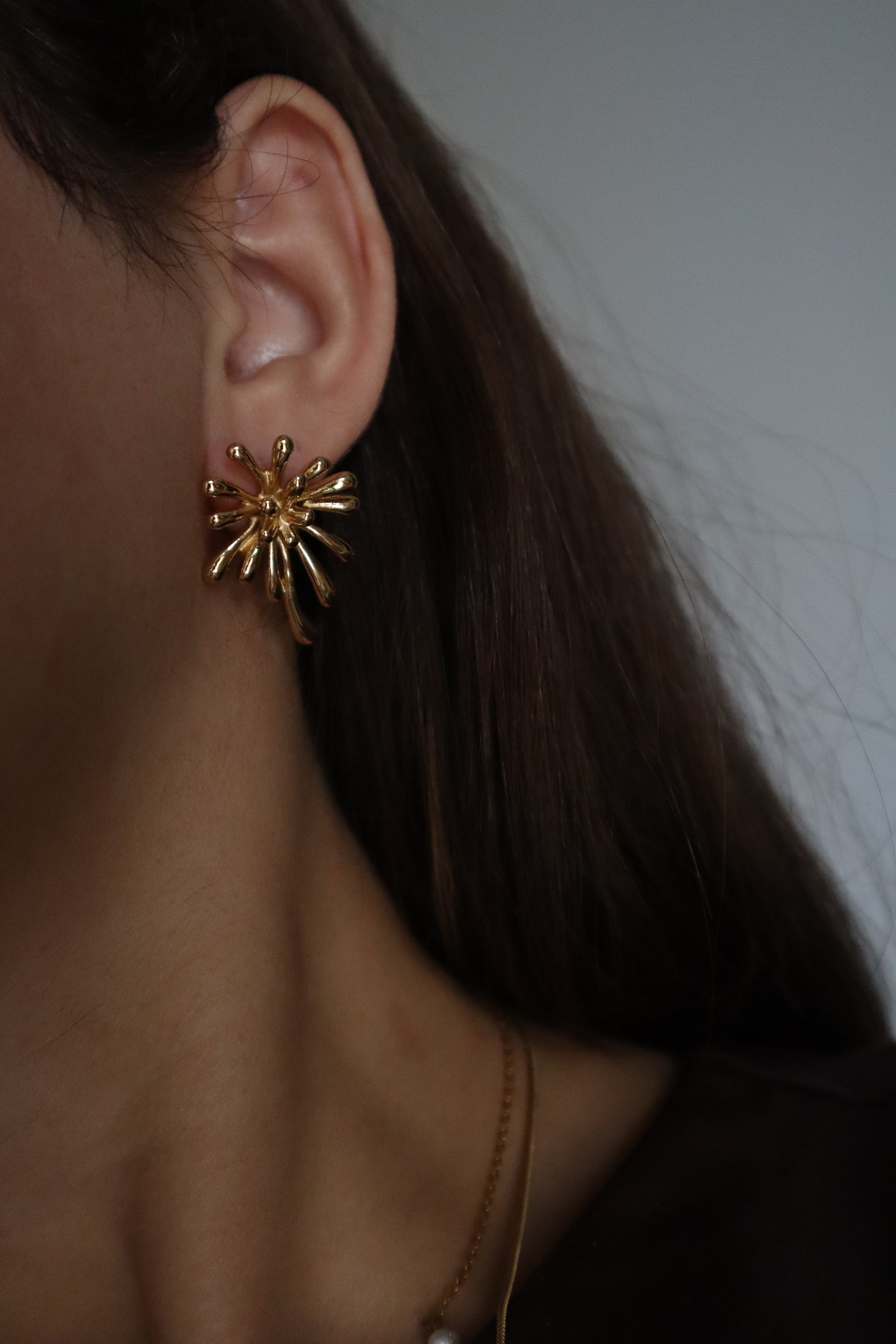 brincos Frésia dourados para ocasiões especiais, design irreverente e elegante em aço inoxidável