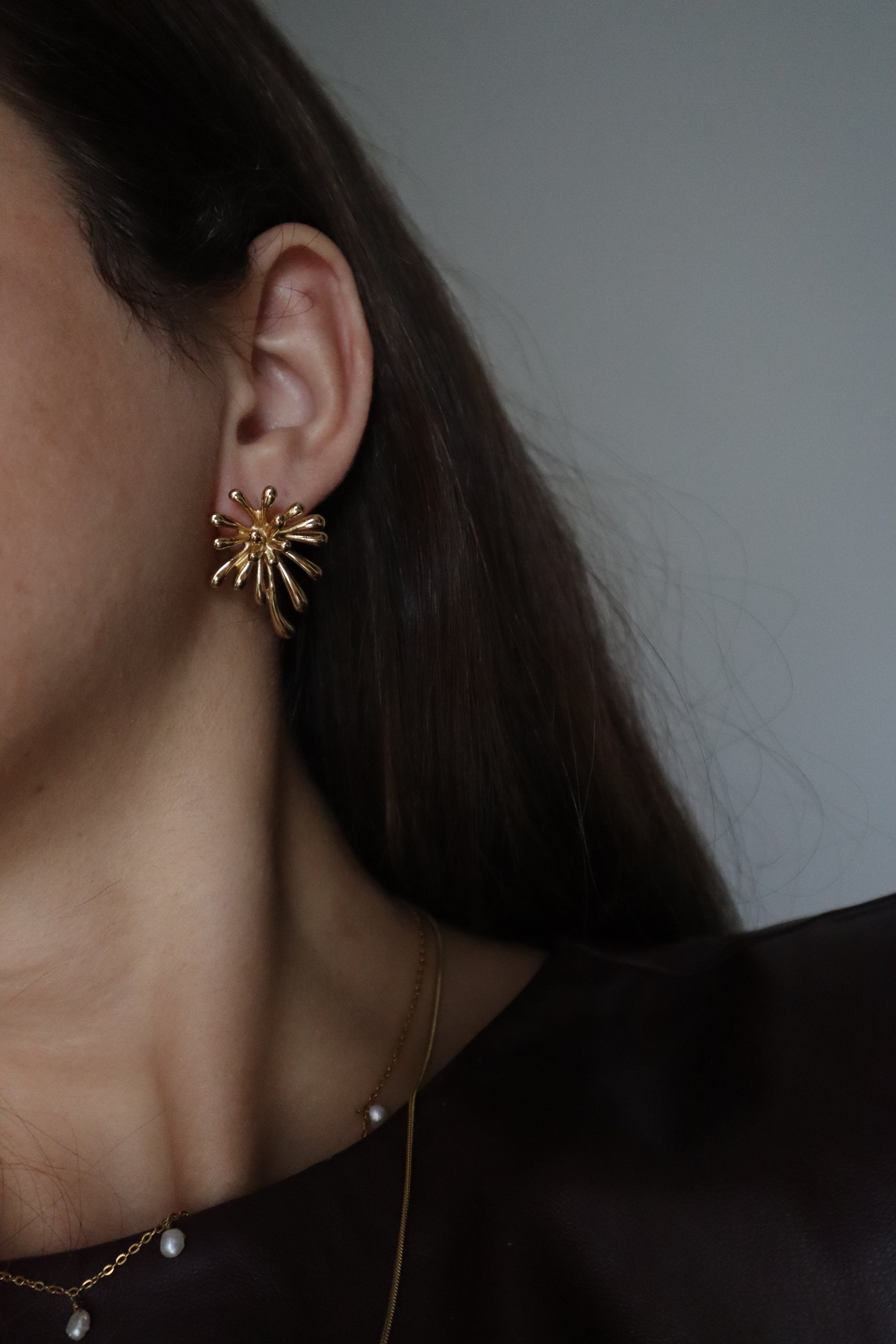 brincos Frésia dourados para ocasiões especiais, design irreverente e elegante em aço inoxidável