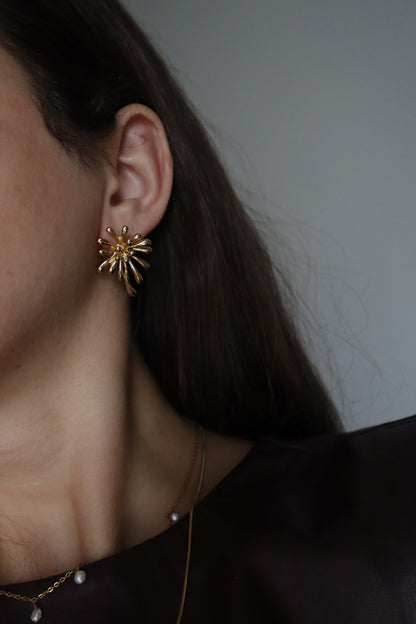 brincos Frésia dourados para ocasiões especiais, design irreverente e elegante em aço inoxidável