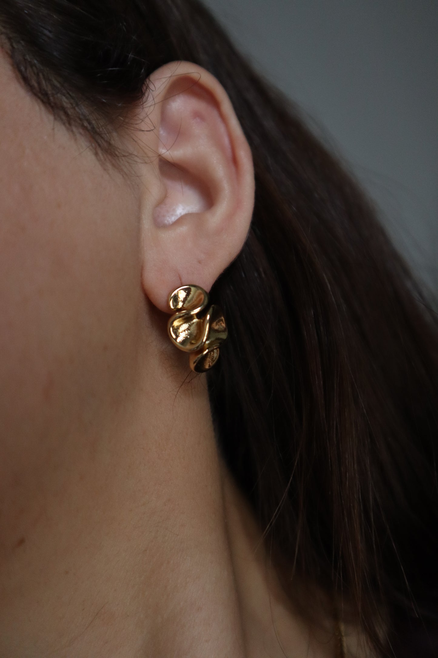 brincos Loureiro dourados em aço inoxidável, elegantes e ideais para looks corporativos e dia a dia
