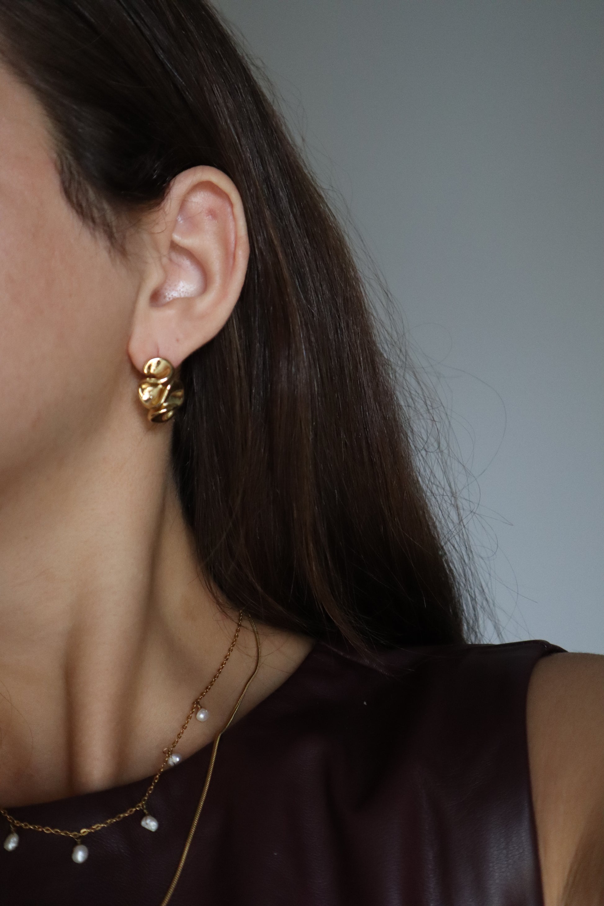 brincos Loureiro dourados em aço inoxidável, elegantes e ideais para looks corporativos e dia a dia