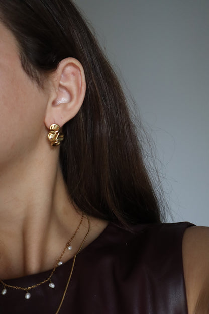 brincos Loureiro dourados em aço inoxidável, elegantes e ideais para looks corporativos e dia a dia
